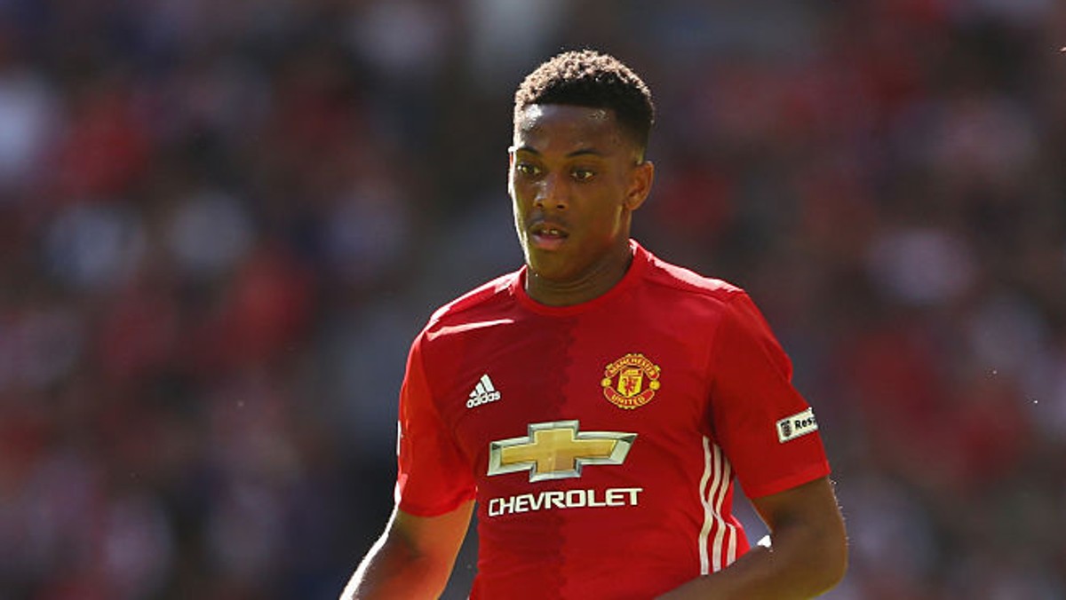 Na początku sezonu Premier League Anthony Martial z pewnością nie może skupić się tylko na piłce. Jego była partnera Samantha Helena od kilku miesięcy żali się na piłkarza w brytyjskiej prasie. W ostatnim wywiadzie postanowiła jednak obwinić Manchester United o rozpad jej związku z zawodnikiem.