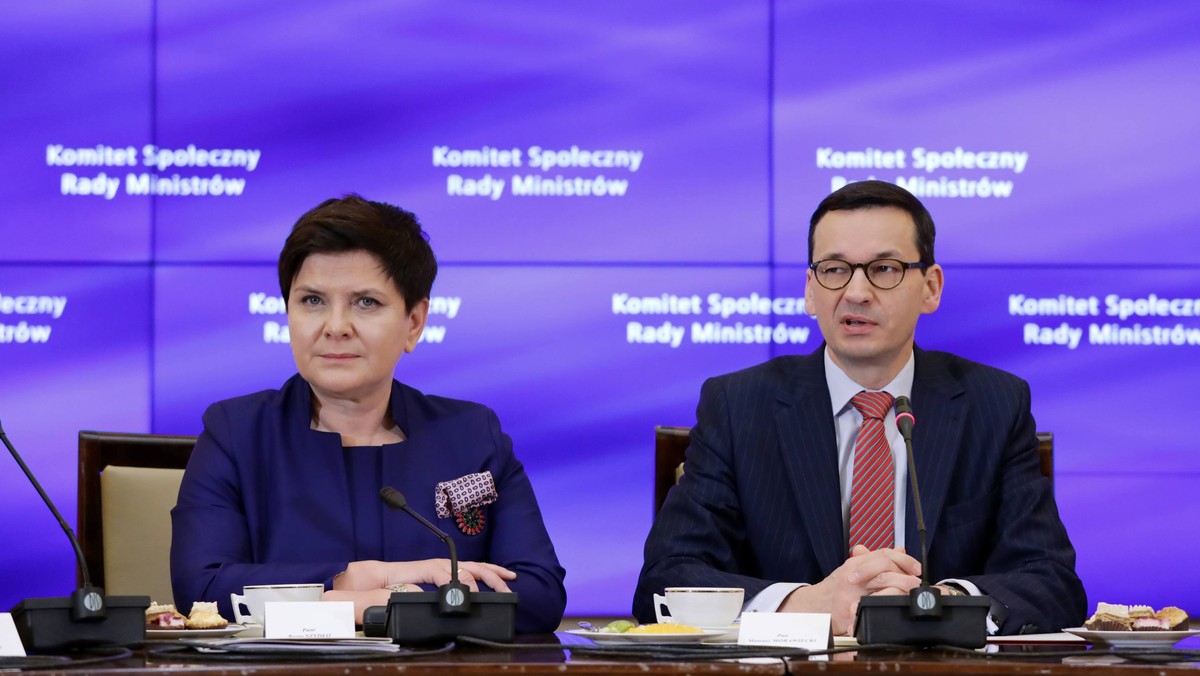 Mateusz Morawiecki na stanowisku premiera cieszy się większym uznaniem od swojej poprzedniczki Beaty Szydło. Taki wniosek płynie z badania Kantar Millward Brown dla "Faktów" TVN i TVN24, w którym ankietowani zostali poproszeni o porównanie pracy dwóch premierów z Prawa i Sprawiedliwości.