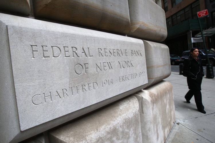 Według powszechnych oczekiwań – i sugestii członków Rezerwy Federalnej – amerykański bank centralny podniesie stopy procentowe – po raz pierwszy od początku kryzysu – około połowy 2015 r. Wyczucie właściwego momentu – tak, aby z jednej strony zwalczyć ryzyko deflacji, a z drugiej nie zaszkodzić wzrostowi gospodarczemu – nie będzie jednak proste. – Kiedy cykl podwyżek stóp się zacznie, tempo wzrostu będzie prawdopodobnie jeszcze bardziej stopniowe, niż było to w poprzednich takich przypadkach – ostrzegają analitycy z TD Economics. Niektórzy eksperci przewidują nawet, że w tej sytuacji Fed zachowa się bardzo ostrożnie i w ogóle nie zdecyduje się na podniesienie stóp w 2015 r.