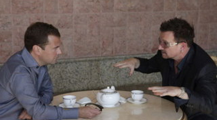 Bono beugrott egy elnöki teára 