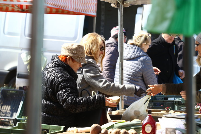 Żona Tuska zrobiła przedświąteczne zakupy na bazarze. Nieźle się nadźwigała