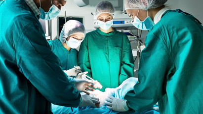 Botrány: elhunytak koponyacsontjából operáltak ki bizonyos részeket a pécsi klinikán 