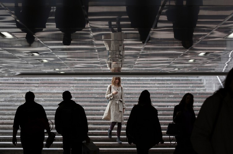 Gdy dział HR musi zmniejszyć poziom zatnrudnienia, wówczas konsultuje się z menedżerami, który decydują, kto i dlaczego powinien zostać. I choć umiejętności i produktywność mają znaczenie, to często najważniejszym czynnikiem osobowość i relacje z zarządzającymi. Np. w przekonaniu HR osoby o bardziej pozytywnym nastawieniu mają większe szanse na to, że poradzą sobie ze stresującą sytuacją zwolnień w firmie, dlatego są typowane, aby je zachować. Znaczenie mają także poziom sympatii danego meneżera do pracownika. Dobry pracownik, który nie cieszy się sympatią swojego szefa, ma mniejsze szanse na zachowanie etatu niż gorszy pracownik, do którego szef jest nastawiony pozytywnie. Osoby o krytycznym nastawieniu do wielu spraw w firmie także ryzykują tym, że w razie zwolnień, będą pierwsze w kolejce do utraty etatu.