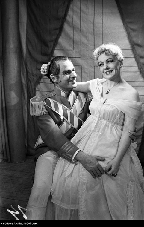 Jerzy Duszyński i Hanka Bielicka w sztuce "Madame Sans Gene" (Teatr Syrena, 1958)