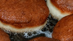 Tłusty Czwartek: co zrobić z olejem po smażeniu pączków?