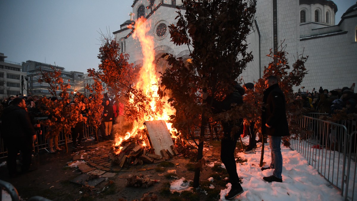 Paljenje badnjaka ispred  