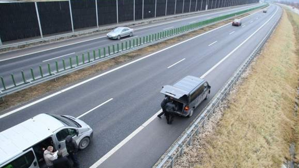 W sobotę po godzinie 13 w Domaszowicach doszło do tragicznego wypadku. Z wiaduktu nad drogą numer 74 spadł mężczyzna. Upadku nie przeżył. O sprawie informuje policja i lokalne portale.