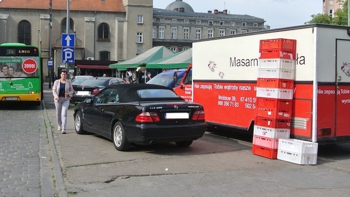 Straż miejska i firma Targowiska zarządzająca placem Bernardyńskim wzięły sobie do serca uwagi pasażerów ZTM oraz przechodniów - i zrobiły porządek z parkowaniem na placu. Efekt? Jest jeszcze gorzej niż było.