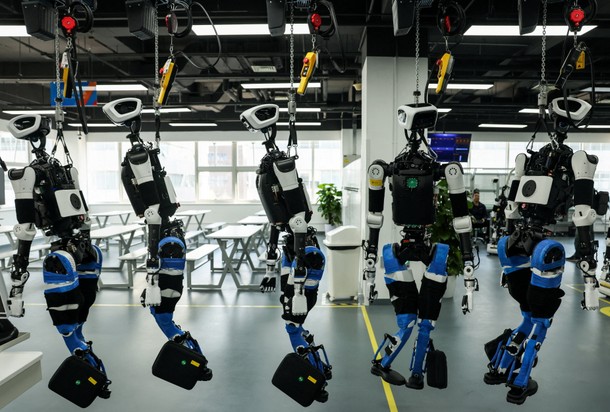 Linia produkcyjna humanoidalnych robotów w jednej z fabryk w Pekinie