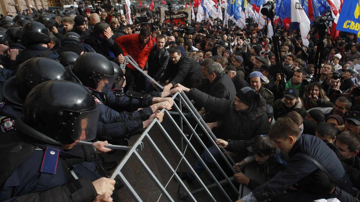 Około tysiąca osób szturmowało dzisiaj siedzibę władz Kijowa, domagając się ogłoszenia nowych wyborów rady miejskiej. Doszło do potyczek z milicją, kilka osób zostało zatrzymanych.