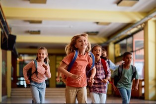 NIK o niepokojących praktykach w wielu szkołach: Woda do picia tylko z kranów w toaletach