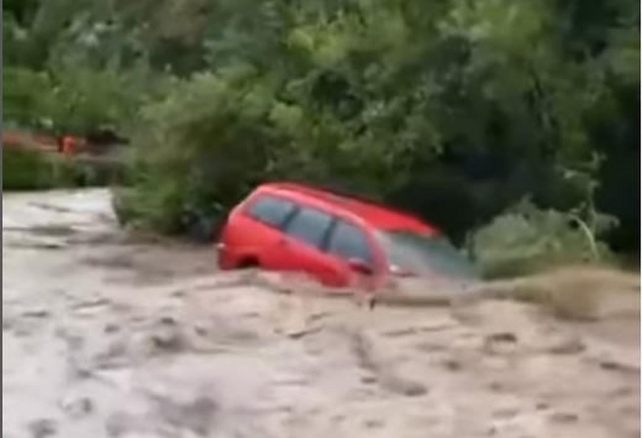 Regen sorgt für Chaos in Serbien, Tarrant nimmt das Auto wie ein Spielzeug