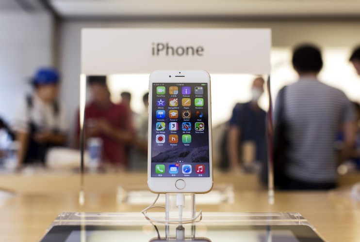 Przed tegoroczną premierą iPhone'a sporo mówiło się o tym, że Apple szykuje dla nas prawdziwą rewolucję i zaprezentuje nie jeden, a dwa flagowe smartfony - z większymi wyświetlaczami. Tak też się stało. iPhone 6 został wyposażony w 4,7-calowy ekran RetinaHD o rozdzielczości 1334x750, nowy procesor A8 1,4 GHz oraz 1 GB pamięci RAM. Wraz z nowym iPhonem swoją premierę miał również system operacyjny iOS8, który - ze względu na problemy z instalacją i liczne błędy - jest obecnie wielką zmorą zarówno dla użytkowników, jak i firmy z Cupertino.