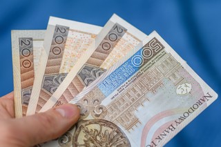 Pensja w lipcu wyższa o ponad 930 zł! Komu przysługuje i dlaczego pracodawca musi to wypłacić?