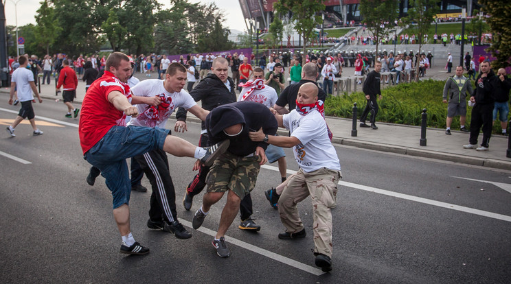 Az orosz fanatikusokat az sem zavarja, hogy már csapatuk sorsát veszélyeztetik / Fotó: AFP