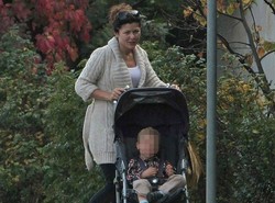 Kasia Cichopek jak zwykła mama. Bez makijażu na spacerze