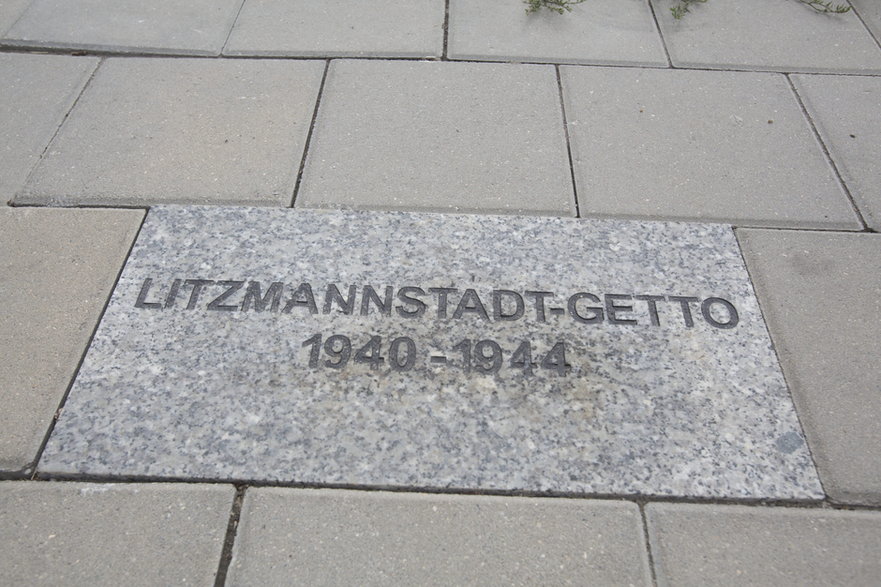 Jedna z 90 granitowych płyt z napisem "Litzmannstadt Getto 1940-1944" oznaczających granice getta w Łodzi