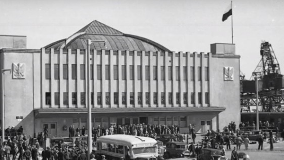 Gdynia to jedyny przypadek na świecie, kiedy port jest starszy od miasta, w którym go zbudowano. Kiedy w 1922 roku rozpoczęto tę inwestycję, Gdynia była wsią zamieszkaną przez nieco ponad tysiąc osób. Z portu w Gdyni na emigrację wypłynęli Gombrowicz i Brzeziński. A także statek „Wilhelm Gustloff” , którego wszyscy pasażerowie zginęli.