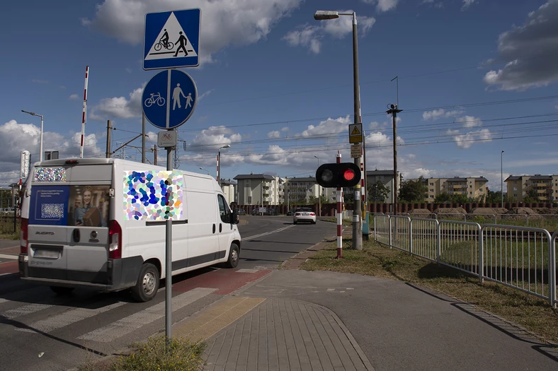 Zbyt wczesny wjazd na przejazd po otwarciu szlabanu