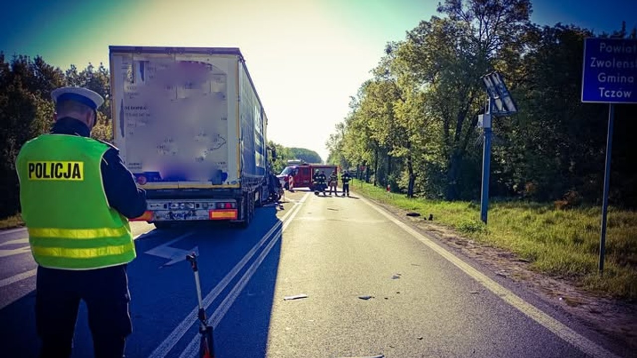 Tragedia na drodze pod Radomiem. Samochód osobowy zderzył się z ciężarówką