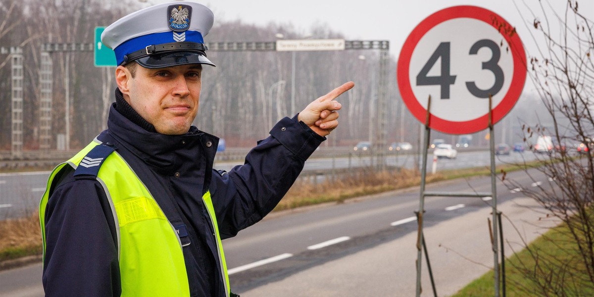 sierżant sztabowy Arkadiusz Chudy pokazuje dziwny znak, który policja ustawiła przy ul. Gospodarczej w Katowicach. 