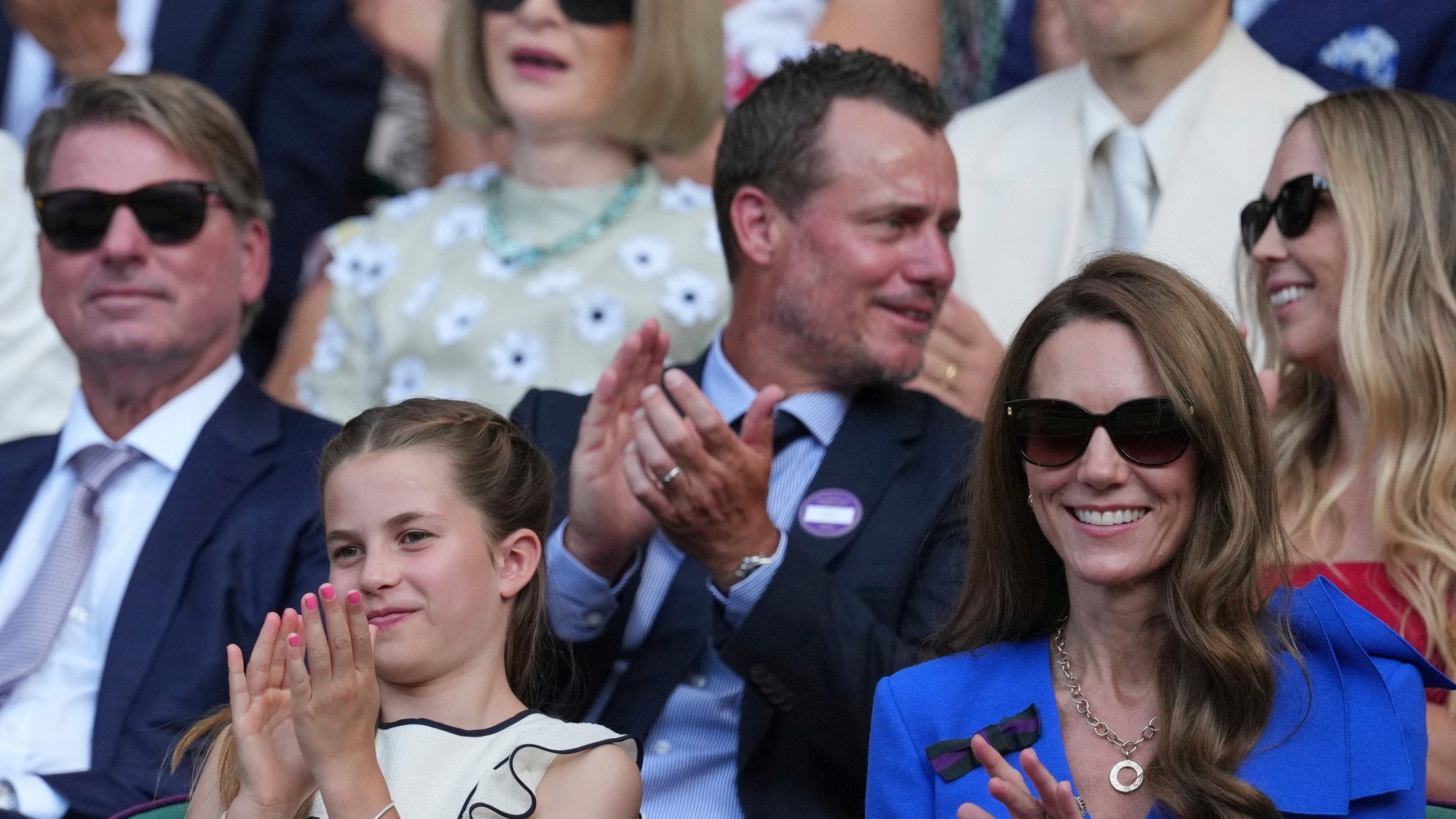 Britský princ William, princezná z Walesu Kate, princ George a princezná Charlotte na tenisovom šampionáte vo Wimbledone v Londýne.