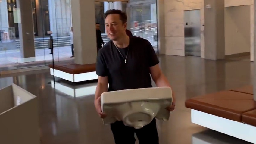 Mask je kupovinom Tvitera obećao da će ga "oprati " od svega što ne valja. Zato je ušao u kompaniju noseći lavabo