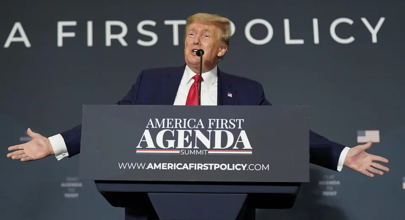 Donald Trump a prononcé un discours à Washington lors de l'America First Summit. C'est la première fois que l'ancien président se rendait dans la capitale américaine depuis le 20 janvier 2021.PHOTO : ASSOCIATED PRESS / ANDREW HARNIK