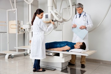 A férfiaktól is megkérdezik röntgen, MRI és sugárkezelés előtt, hogy terhesek-e