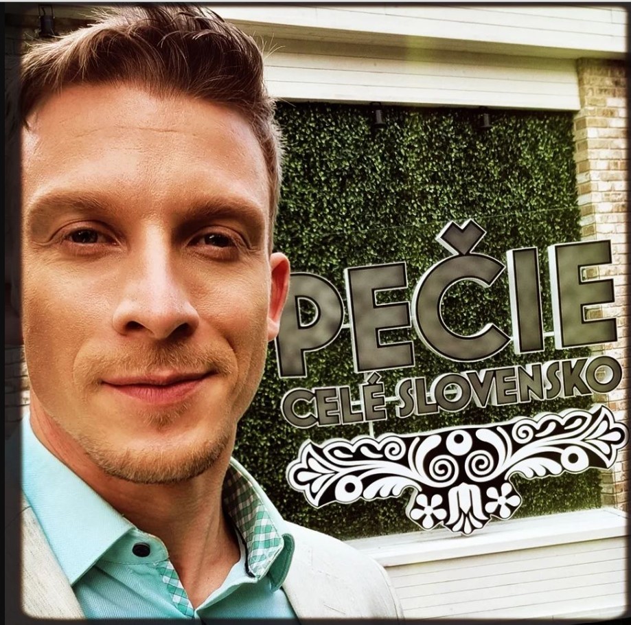 Juraj moderuje šou Pečie celé Slovensko. 