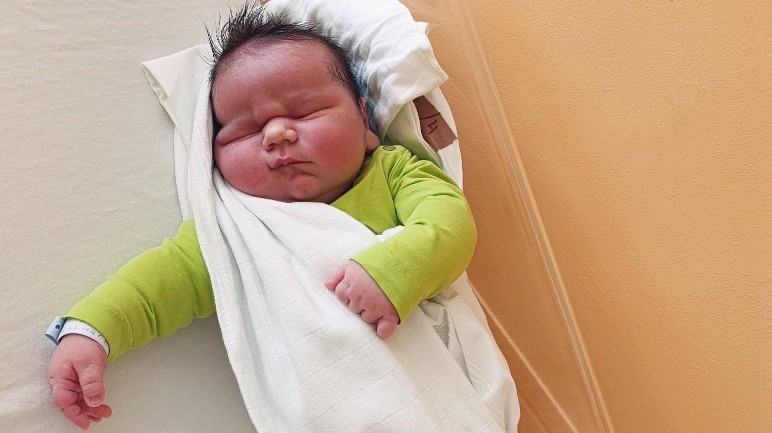 Malý Martinko sa stal druhým najväčším novorodencom na Slovensku s mierami 6.060 gramov a 55 centimetrov. @FB FN J. A. Reimana Prešov