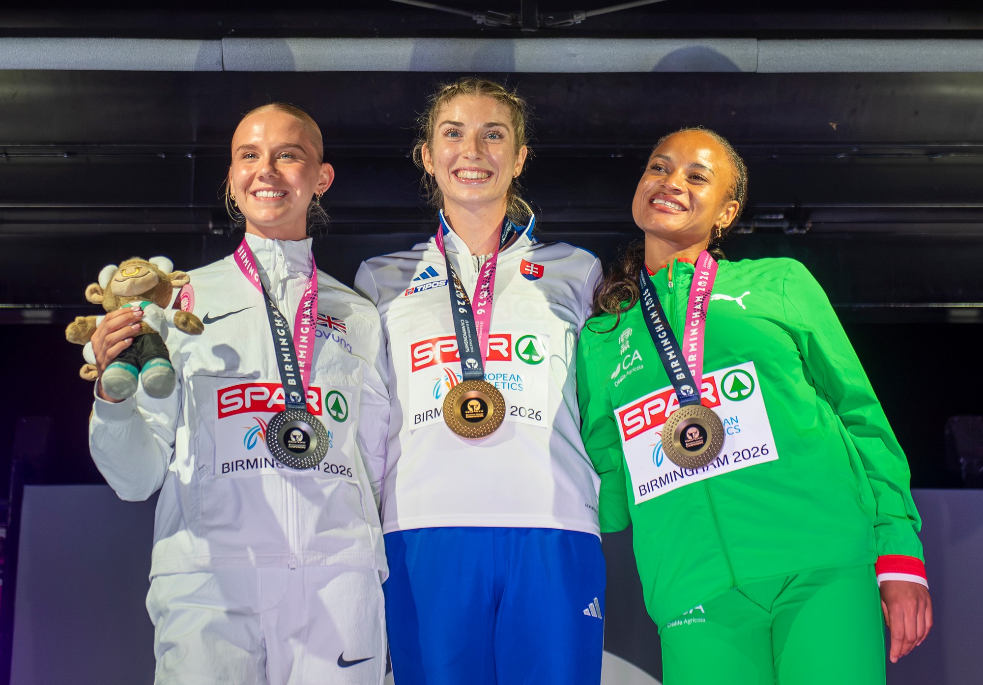 Slovenská atlétka Emma Zapletalová (uprostred).