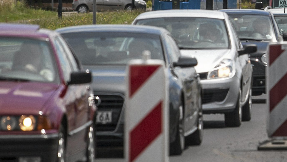 Trudna sytuacja na drogach w północnej części Krakowa. Gigantyczne korki znacznie utrudniają poruszanie się Aleją 29 listopada. W stronę centrum samochody jadą z prędkością około kilometra na godzinę - informuje Radio Kraków.