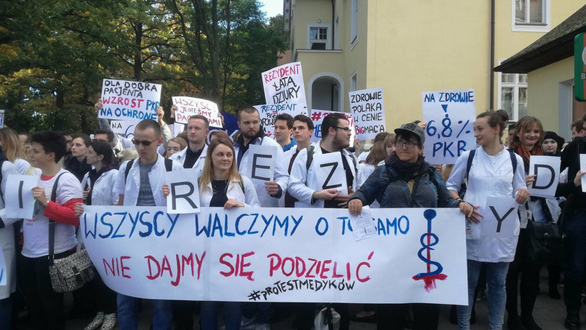 Lekarze rezydenci ze szpitala w Grudziądzu wzięli dziś urlop na żądanie. Organizując "Dzień bez rezydenta" włączyli się do ogólnopolskiego protestu medyków.