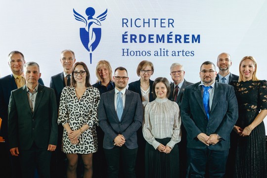 Ők formálják a gyógyszerészet jövőjét – 7 kiváló szakember kapott Richter Érdemérem Díjat című cikk nyitóképe