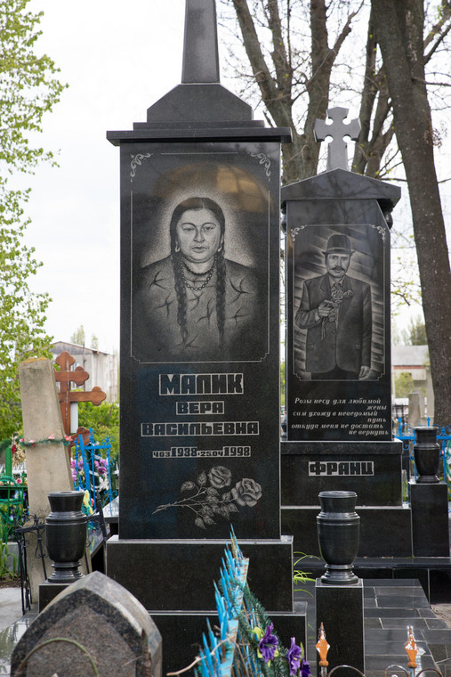 Romskie groby na cmentarzu w  Vasilcau, Mołdawia
