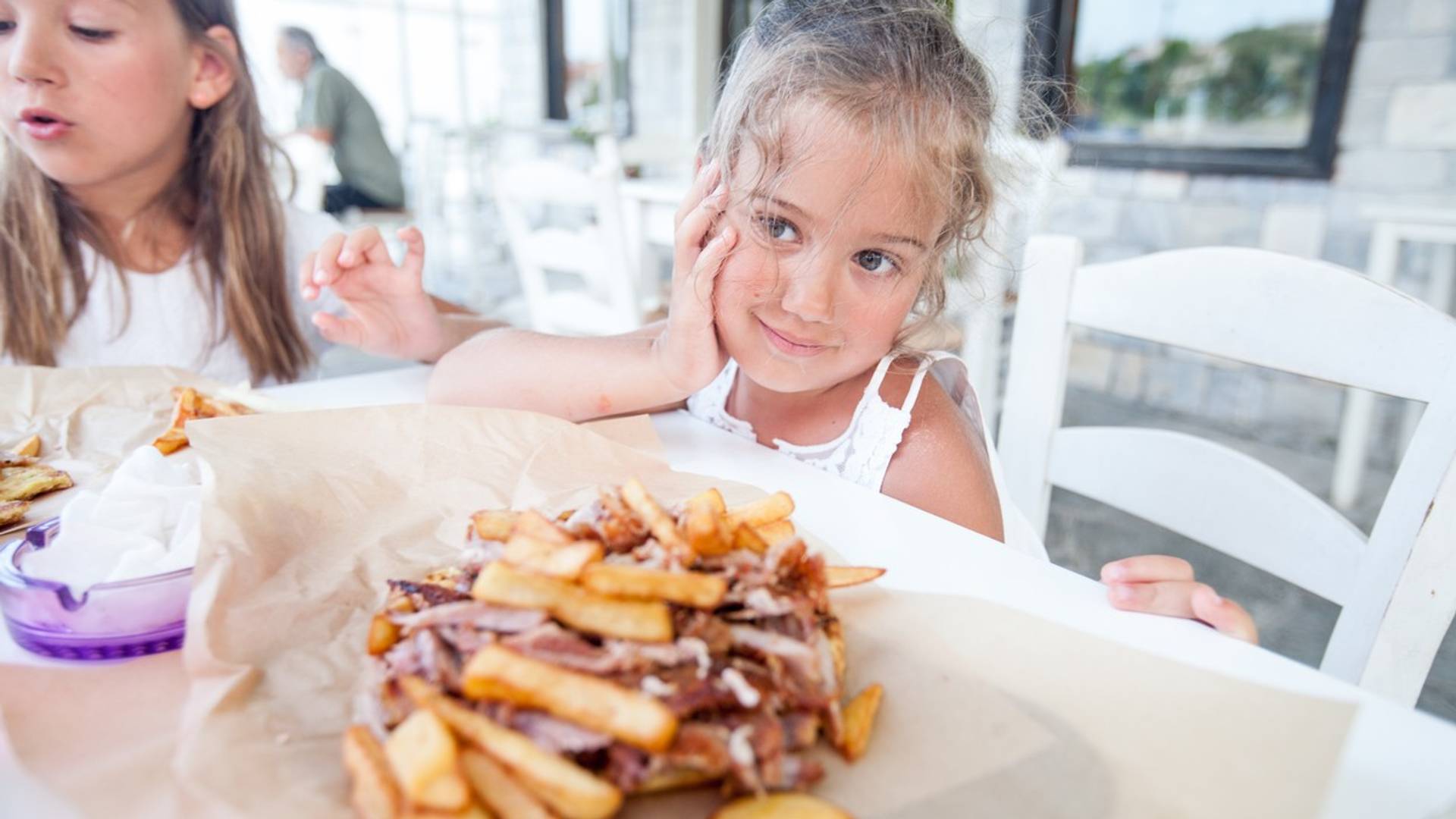 Ostavite vašu nevaspitanu decu kod kuće ili promenite lokal: kako je jedan restoran razbesneo mnoge