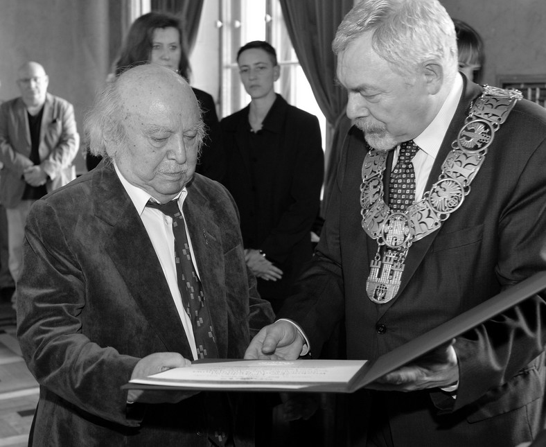 Leopold Kozłowski odbiera tytuł Honorowego Obywatela Krakowa z rąk prezydenta Majchrowskiego