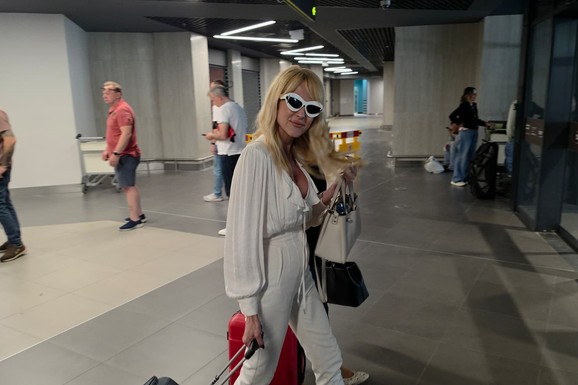 (VIDEO) ISTAKLA DEKOLTE, KRIJE SE IZA NAOČARA ZA SUNCE Ivu Štrljić smo uhvatili na aerodromu: Sama vuče kofer, a evo kako je reagovala kad je videla fotografe