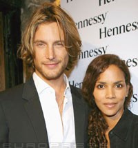 21738_gabriel-aubry-halle-berry-vuitton-200-d00014A9669c4be841375