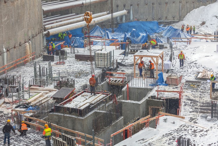 Objętość wykopu pod projekt Warsaw Spire (230 000 m3) porównywalna jest z kubaturą Zamku w Malborku (250 000 m3). Aktualnie na działce w kwadracie ulic Grzybowska, Łucka, Towarowa i Wronia powstają fundamenty pod budynek B, który stanie się siedzibą Agencji Frontex.