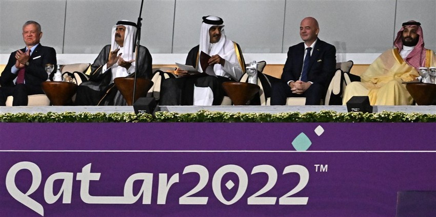 Katarski emir šeik Tamim bin Hamad al Tani (C), predsednik FIFA Đani Infantino (2D), saudijski princ Mohamed bin Salman (D) i jordanski kralj Abdulah II (L) na Svetskom prvenstvu u fudbalu u Kataru