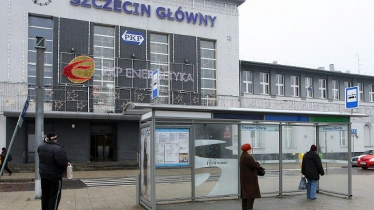 Z przystanku tramwajowego znajdującego się przed dworcem Szczecin Główny zniknęła ławka, a wraz z nią bezdomni, którzy wykorzystywali to miejsce do libacji i kłótni.