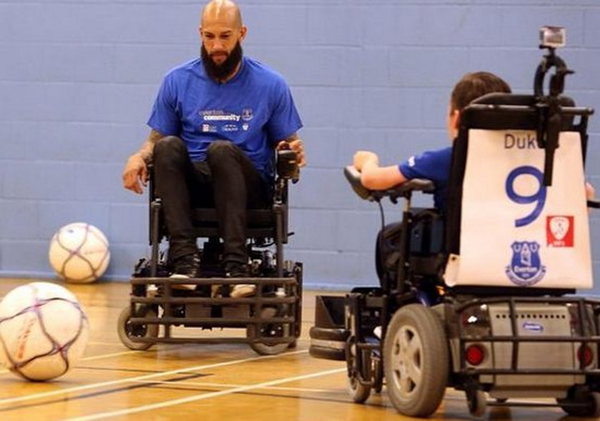 Tim Howard trenował na wózku inwalidzkim!