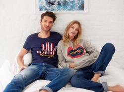 Denim i nadruki w stylu vintage od Wranglera dla niej i dla niego. Tak to się teraz nosi!