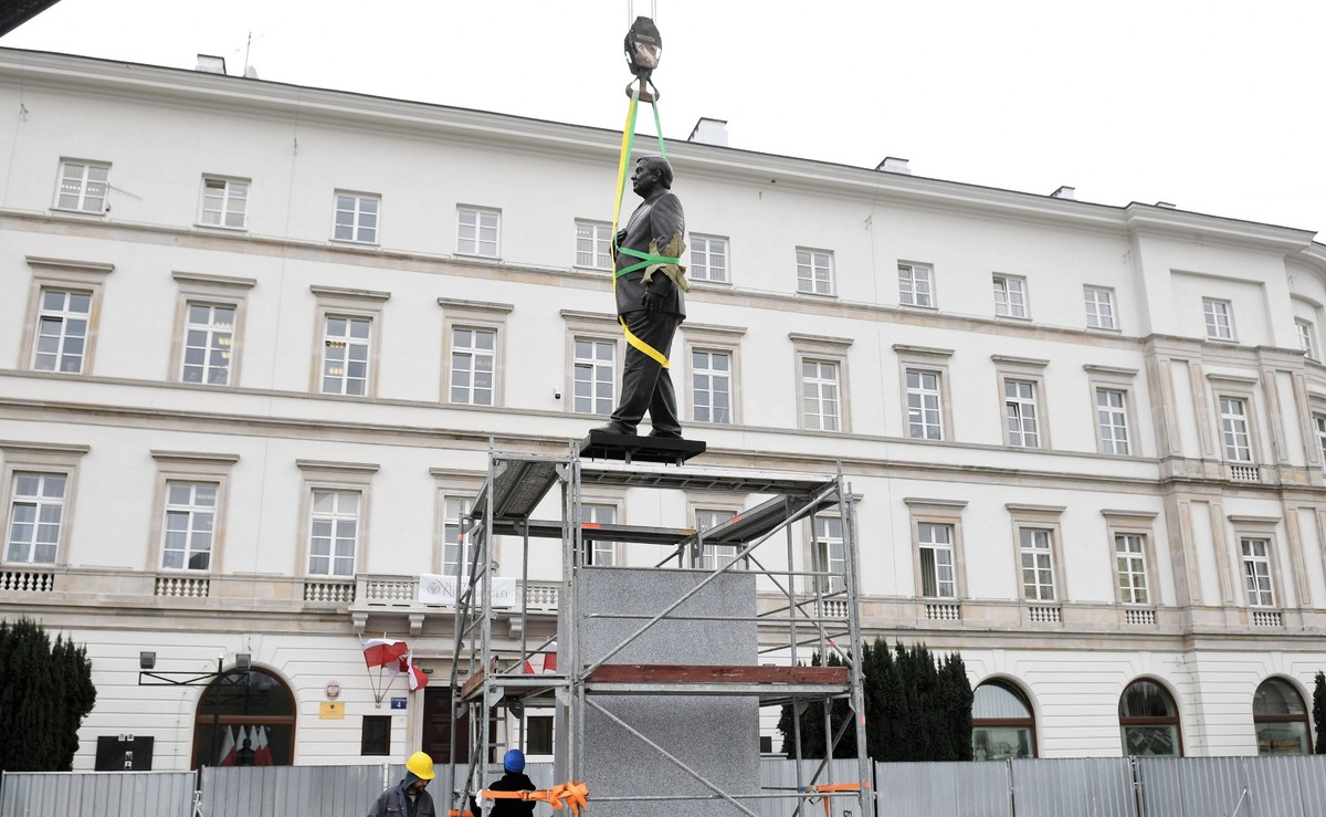 Pomnik prezydenta Lecha Kaczyńskiego został odsłonięty na Placu Piłsudskiego w Warszawie 10 listopada br.
