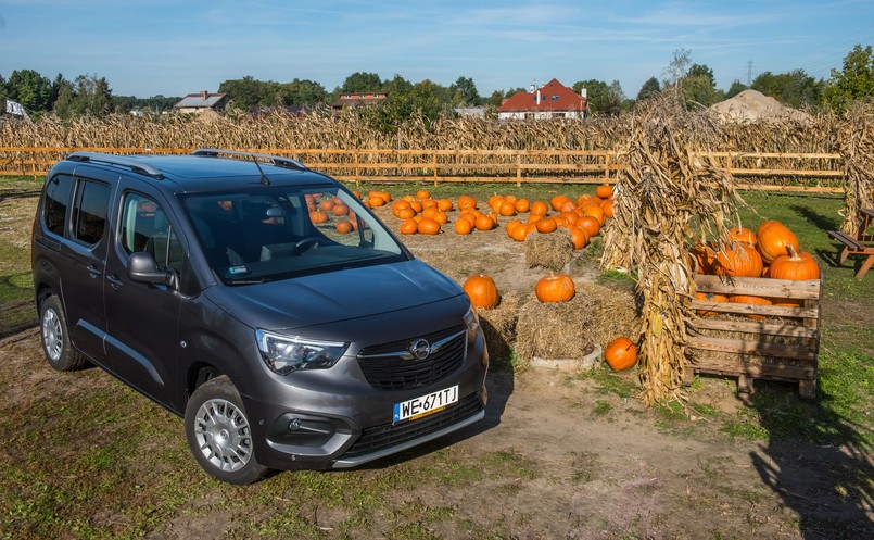 Opel Combo Life. Zarówno wersja krótka (4,4 m), jak i wersja XL (4,75 m) są dostępne w odmianie pięcio- i siedmiomiejscowej