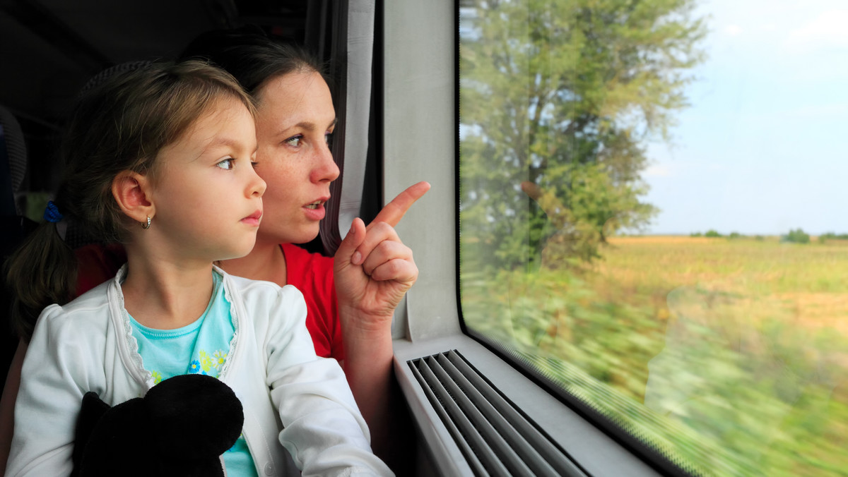 Jeszcze kilkanaście lat temu pociąg był podstawowym środkiem transportu. Na co dzień i od święta. Każdy czterdziestolatek dobrze pamięta, że jako dziecko z ogromnym zaciekawieniem patrzył za okno, a tam prezentowały się masywne lokomotywy, kolorowe wagony, zabytkowe dworce i przystanki, pobudzające wyobraźnię stalowe mosty... Może warto, aby nasze dzieci także miały takie wspomnienia? W zbliżającym się Dniu Dziecka warto wyruszyć do któregoś z ciekawych miejsc - i to właśnie koleją! Zwłaszcza że pojawiła się znakomita okazja, bo marka POLREGIO przygotowała atrakcyjną ofertę dla całej rodziny. Zatem, zaczynamy!