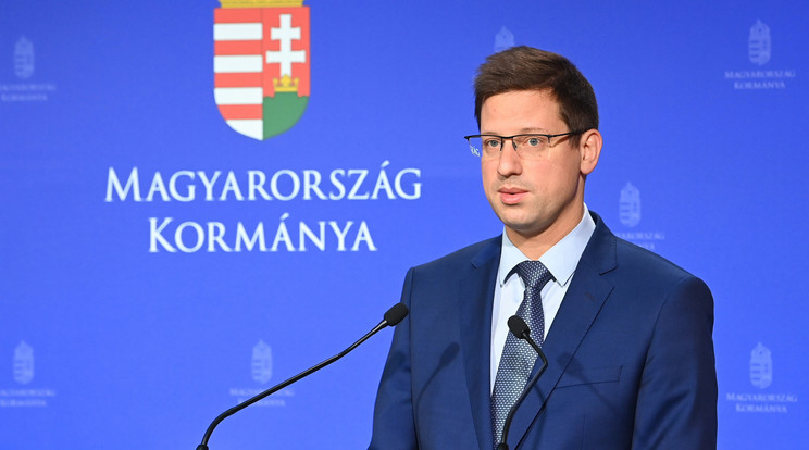 Gulyás Gergely, a Miniszterelnökséget vezető miniszter a Kormányinfó sajtótájékoztatón a Miniszterelnöki Kabinetiroda Garibaldi utcai sajtótermében 2022. április 28-án / Fotó: MTI/Máthé Zoltán