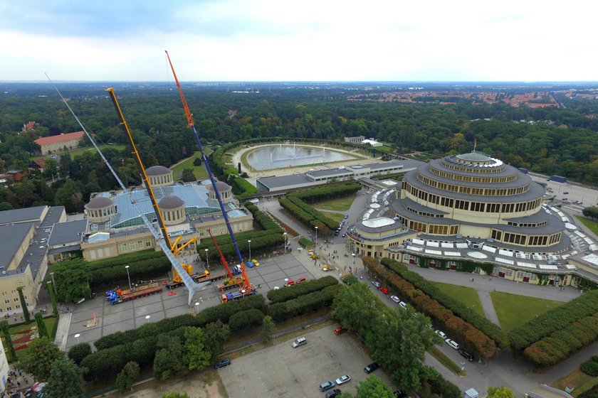 Operacja położenia Iglicy przed Halą Stulecia